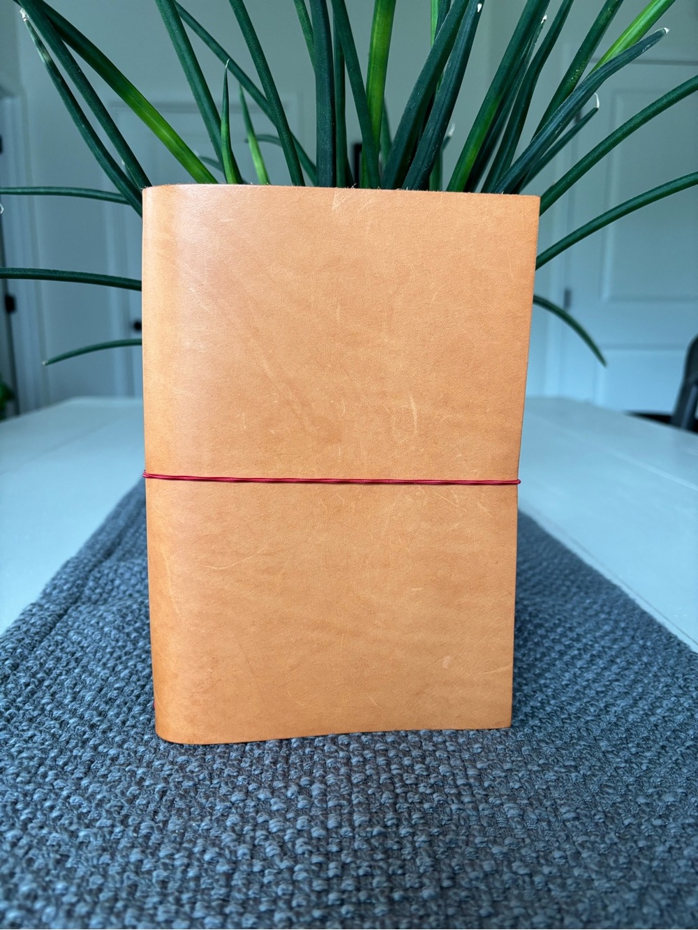 Paper Republic Grand Voyageur in Natural XL
   •Comes with  2 notebook refills